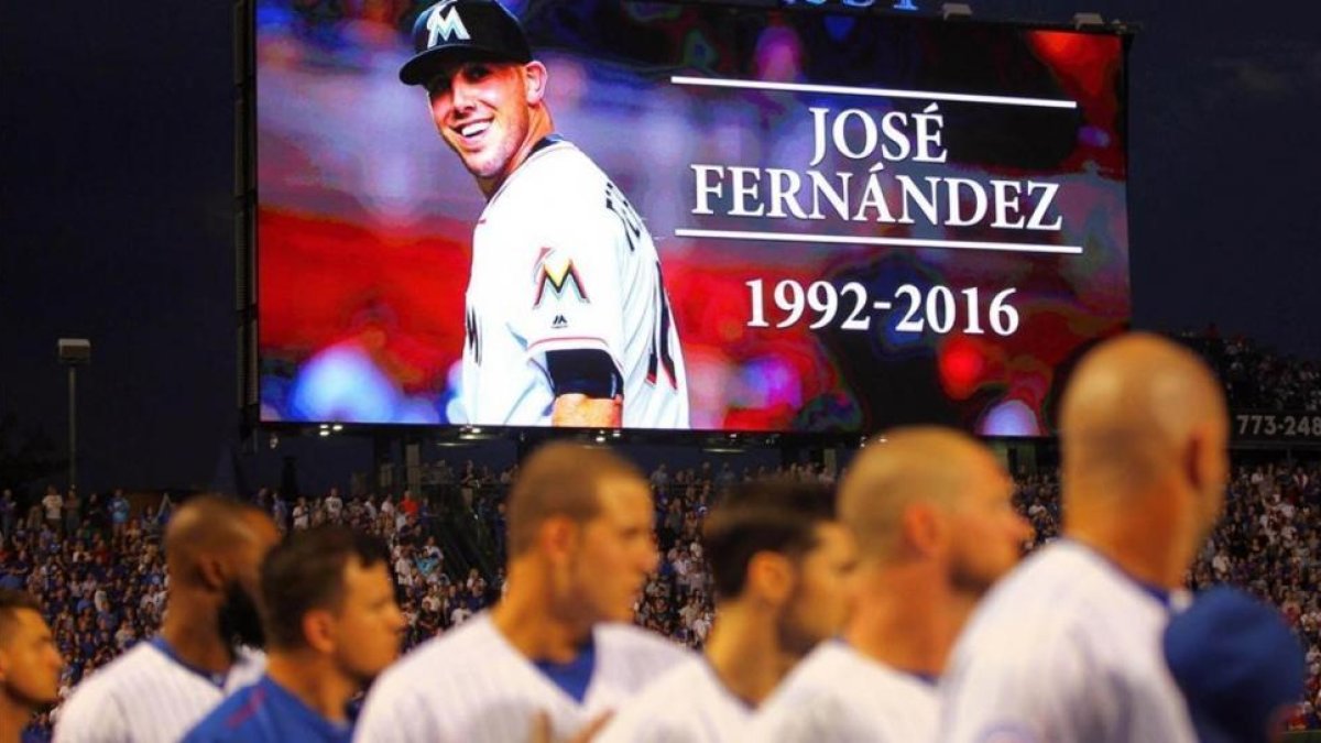 Minuto de silencio para José Fernández durante el partido entre los Marlins y los Cubs.-