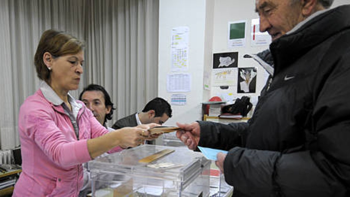 Una mujer ejerciendo su derecho a voto. / FERNANDO SANTIAGO-