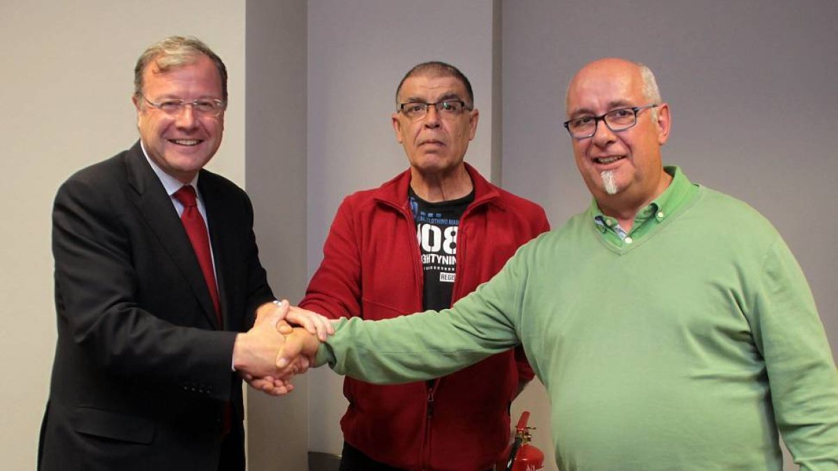 El candidato del PP a la Alcaldía de la capital leonesa, Antonio Silván, se reúne con la Asociación Parkinson León. Junto a él, el presidente Albino Álvarez (D)-Ical