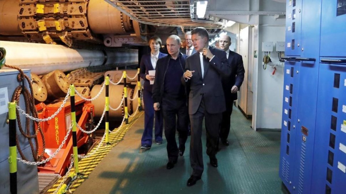 Putin visita acompañado por el jefe ejecutivo de Gazprom, Alexei Miller, los trabajos del gasoducto Trurkstream el pasado mes de junio.-REUTERS