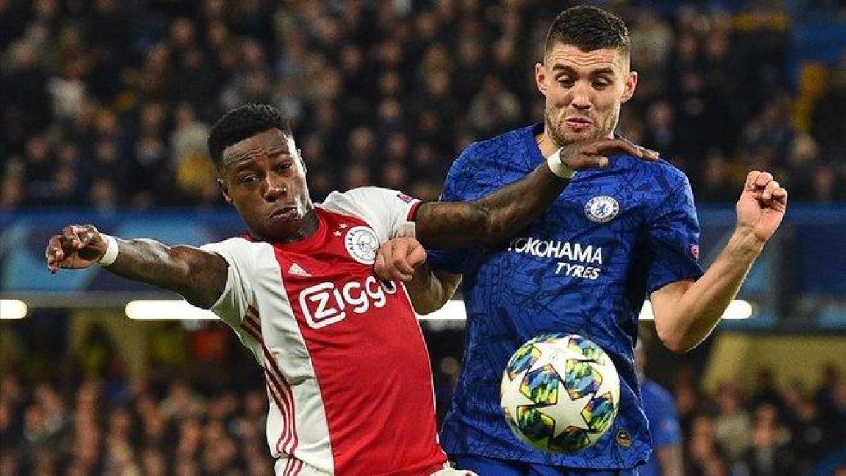 Quincy Promes y Mateo Kovacic disputan un balón.-AFP / GLYN KIRK
