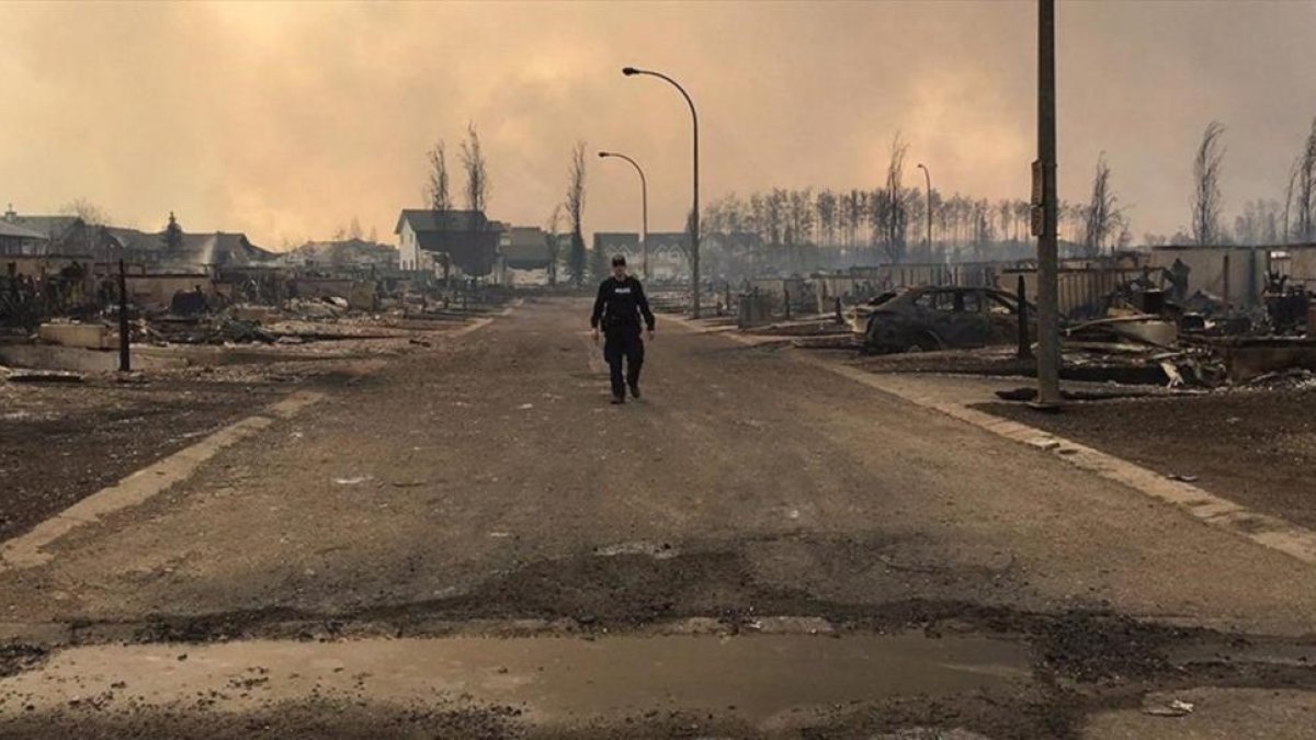 Una calle de Fort McMurray, arrasada por las llamas, el 5 de mayo.-AP