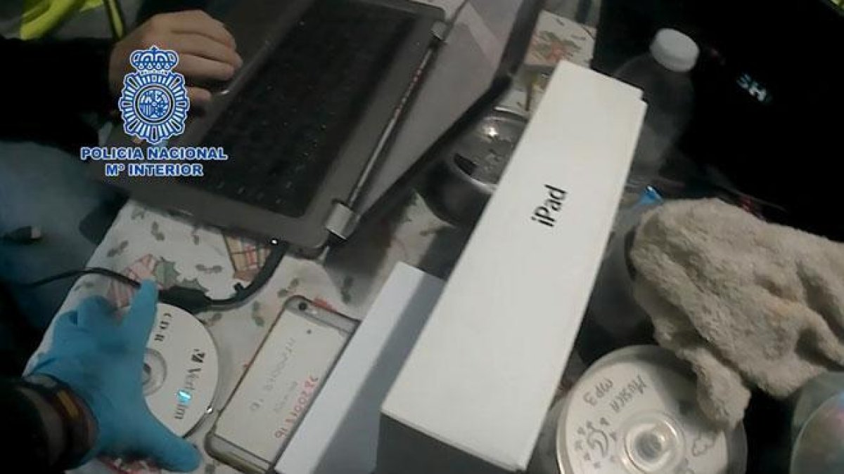 Detenidas 24 personas por compartir pornografía infantil a través de una red social.-POLICÍA NACIONAL