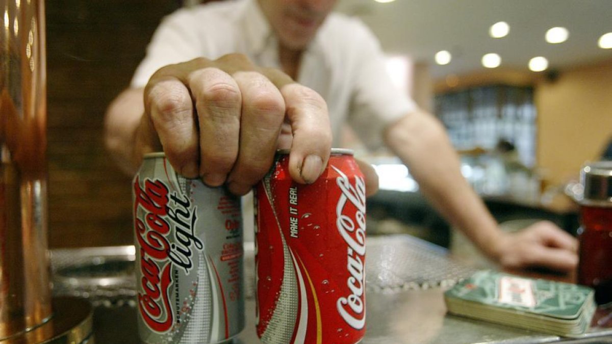 Dos cocacolas.-