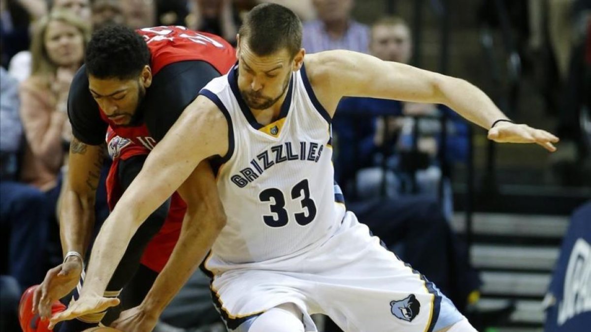Marc Gasol (Grizzlies) disputando el balón con Anthony Davis (Pelicans)-MIKE BROWN