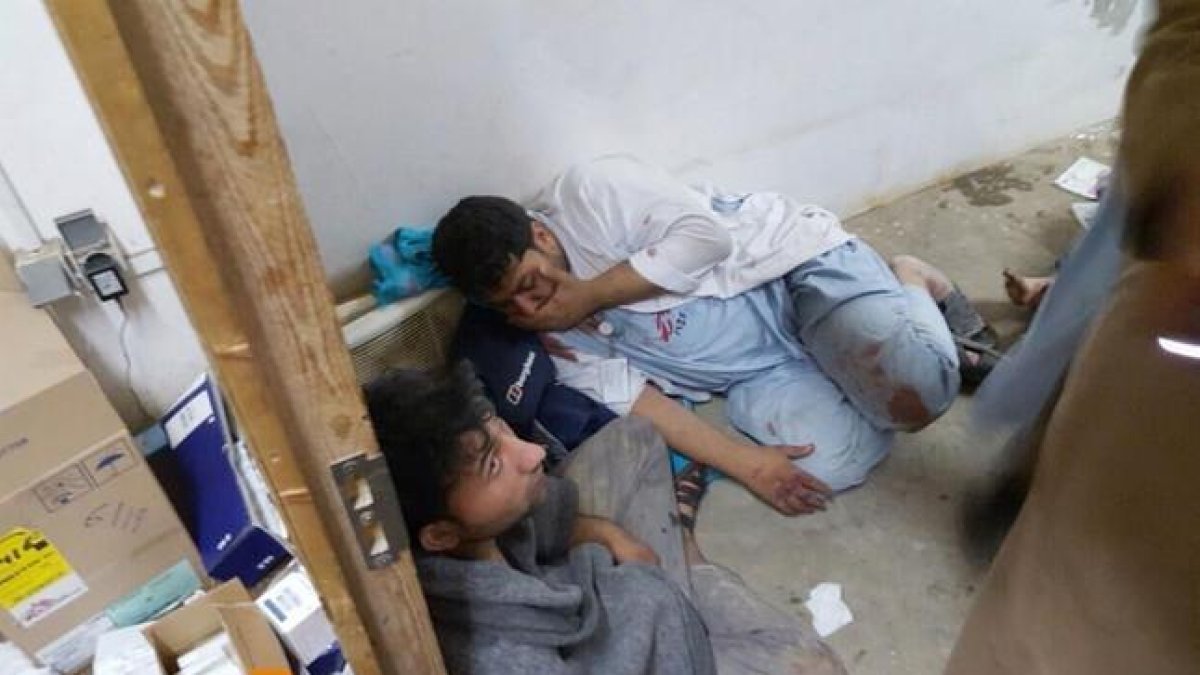 Dos trabajadores de Médicos sin Fronteras heridos el pasado 3 de octubre cerca del hospital que fue atacado.-AP / AP
