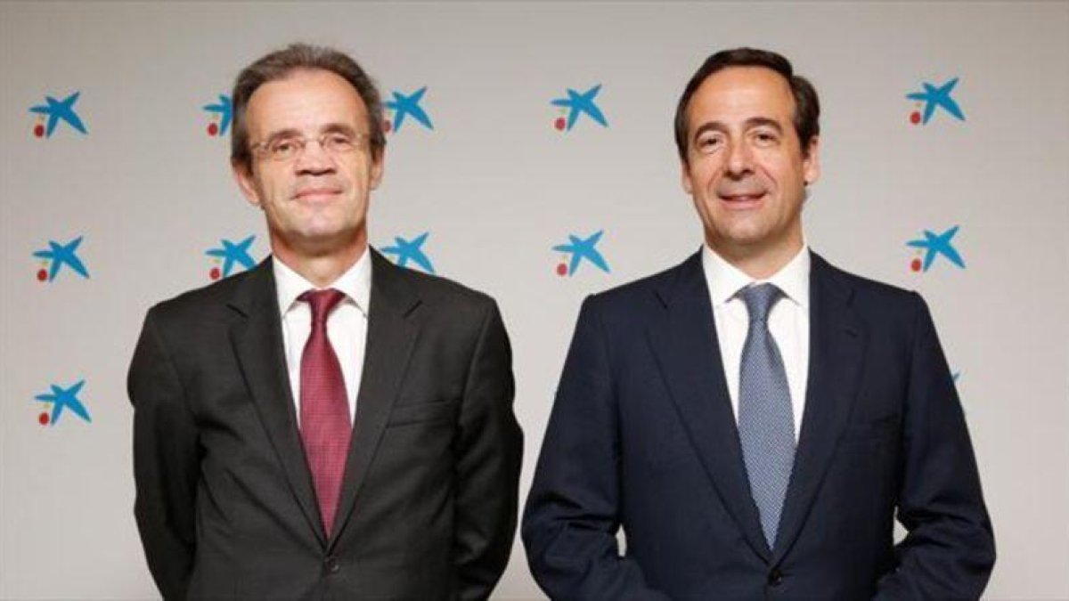 Jordi Gual y Gonzalo Gortázar, presidente y consejero delegado de CaixaBank.-EL PERIÓDICO