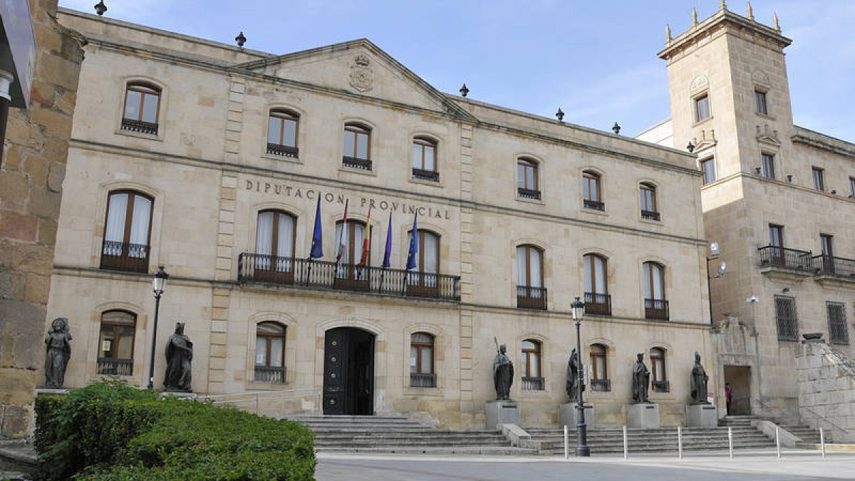 Exterior del palacio provincial. / VALENTÍN GUISANDE-