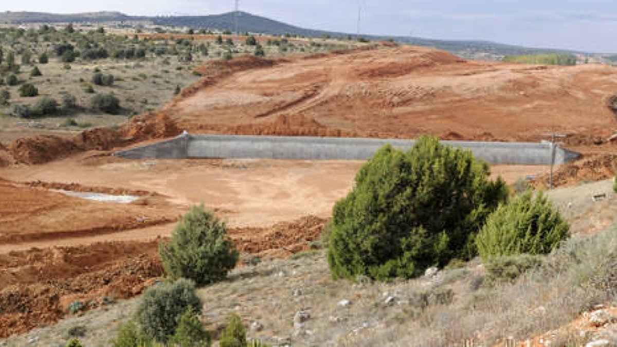 Obras paralizadas en la A-11, en una imagen tomada en octubre. / ÚRSULA SIERRA-