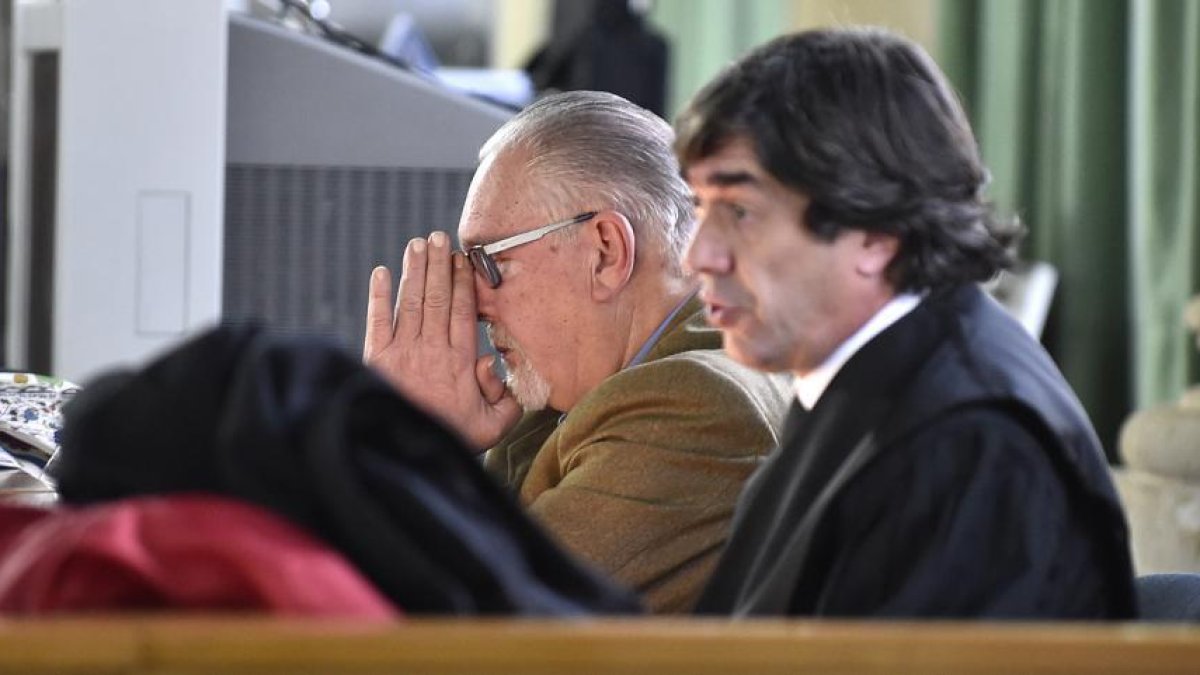 Luis Ciria, con las manos sobre la cara, y a su izquierda su abogado el martes durante el juicio celebrado en la Audiencia Provincial.-VALENTÍN GUISANDE