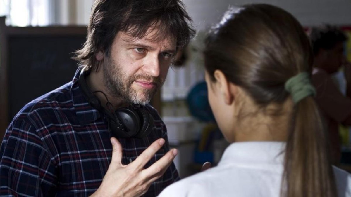 El director Juan Carlos Fresnadillo, durante el rodaje de la película 'Intruders'.-