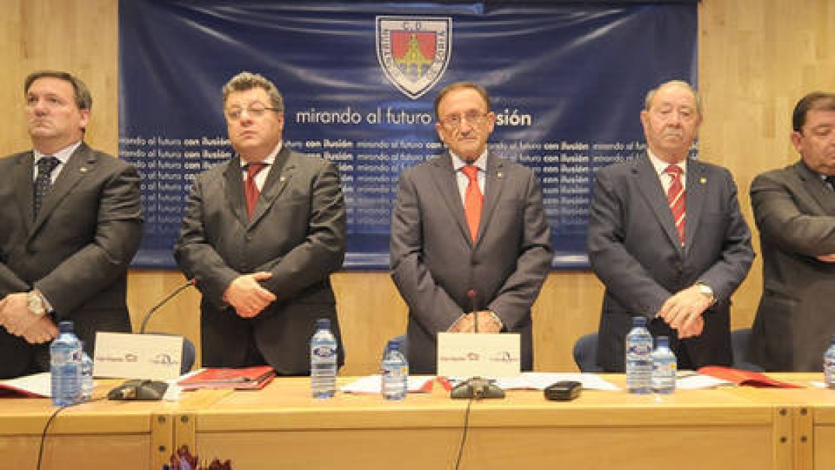 El Consejo de Administración del Numancia guarda un minuto de silencia en recuerdo de Domingo Heras durante la Junta General de Accionistas celebrada ayer. / ÚRSULA SIERRA-