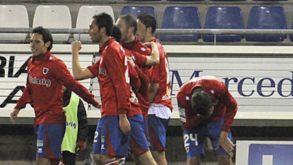 Los jugadores del Numancia celebran la vicoria ante el Hércules. / A. Martínez-