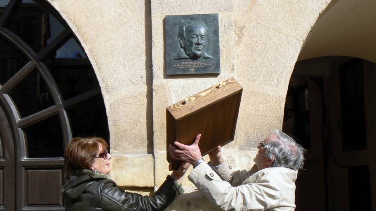 Rosa Romero y Jesús Bárez descubren la placa que conmemora el 75 aniversario de la muerte de Machado.-BELÉN SANTOS