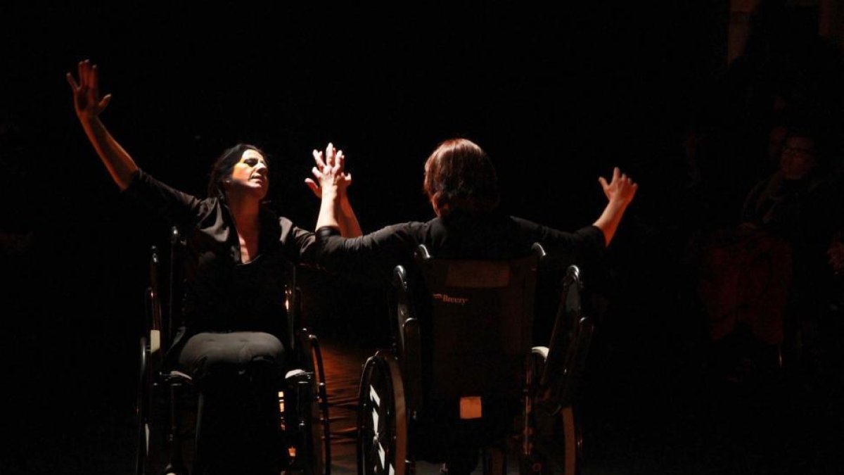La bailaora María Pagés, en la obra 'No dejes que Termine el Día', un proyecto en el que su compañía se entremezcla con Paladio Arte, un grupo de teatro segoviano para personas con discapacidad-Ical