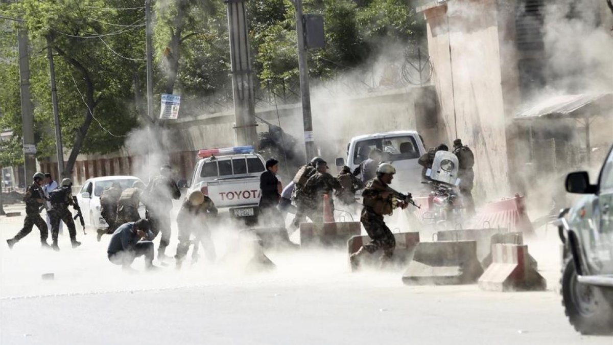 Imagen de archivo de un atentado en Kabul.-/ AP / MASSOUD HOSSAINI