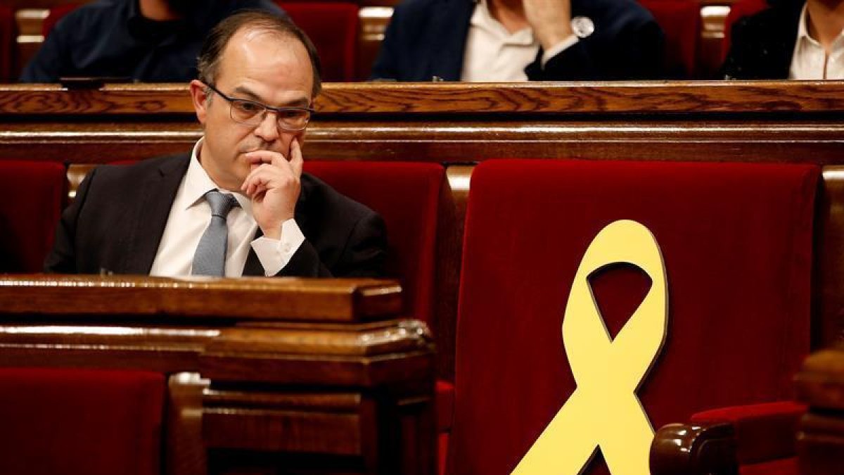 El candidato de Junts per Catalunya (JxCat), Jordi Turull, junto al escaño vacio del diputado encarcelado Jordi Sánchez-EFE/Alberto Estévez