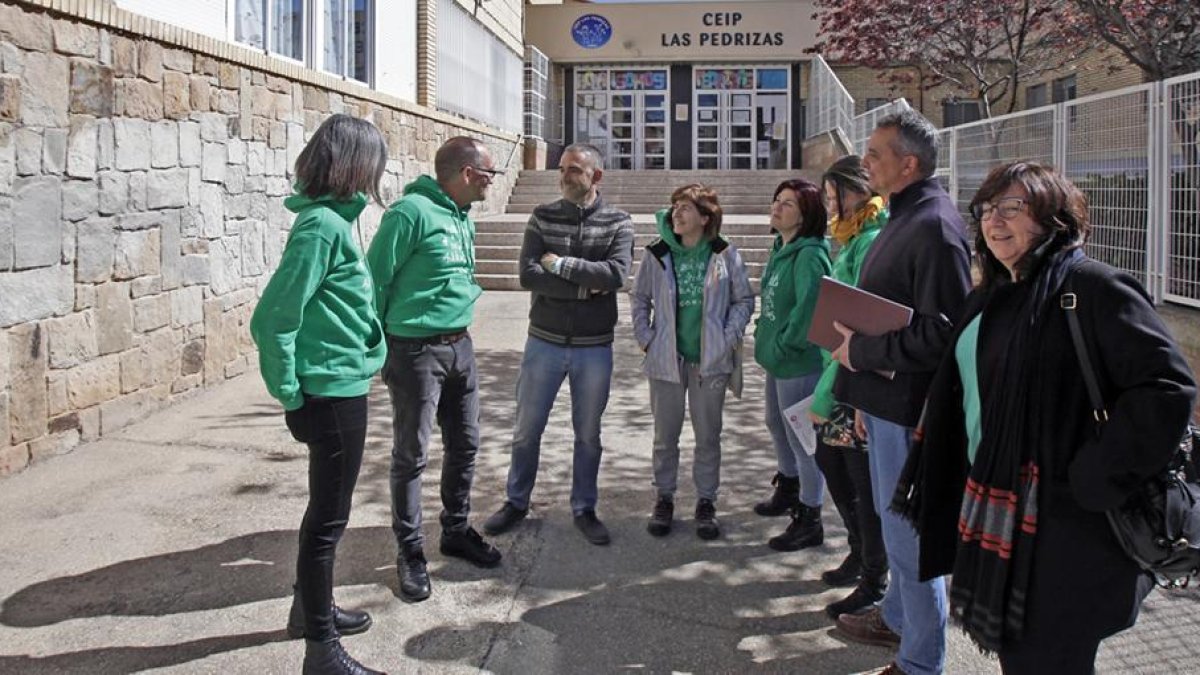 Integrantes de la Plataforma por la Escuela Pública en la puerta del CEIP Las Pedrizas.-MARIO TEJEDOR