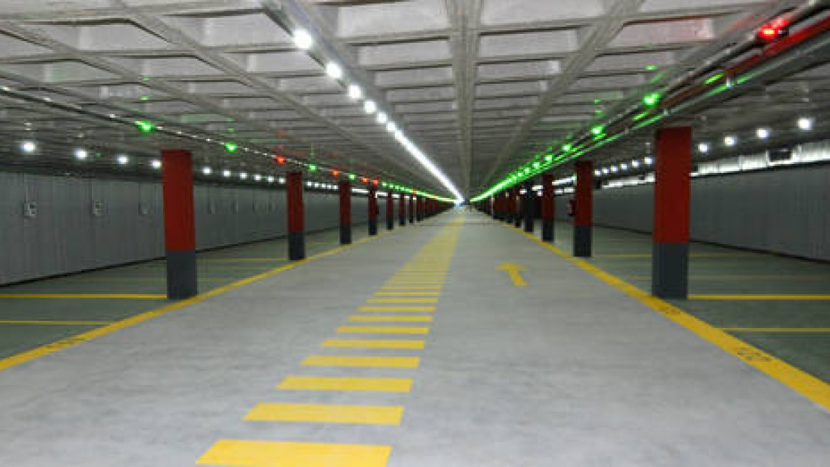 Parking del Espolón, en una imagen del viernes. VALENTÍN GUISANDE-