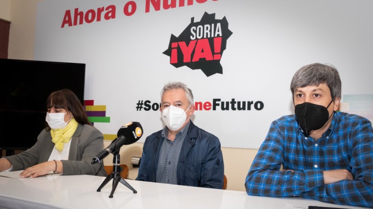 Los procuradores Vanessa García, Ángel Ceña y Toño Palomar en la sede de Soria Ya.- GONZALO MONTESEGURO