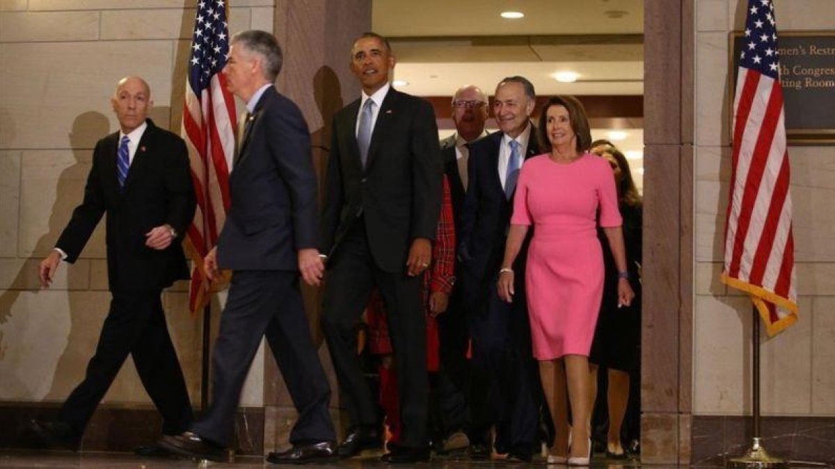 Obama llega a la reunión con los miembros demócratas del Congreso.-REUTERS / CARLOS BARRIA