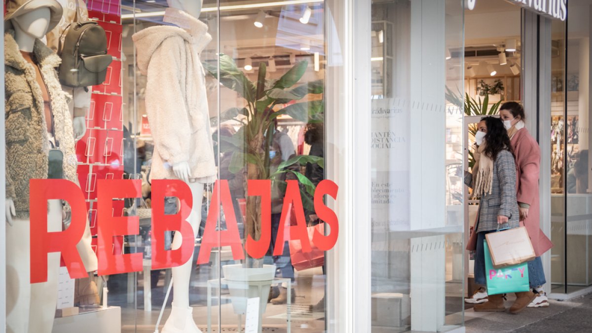 Un establecimiento comercial anuncia las rebajas de este invierno. GONZALO MONTESEGURO