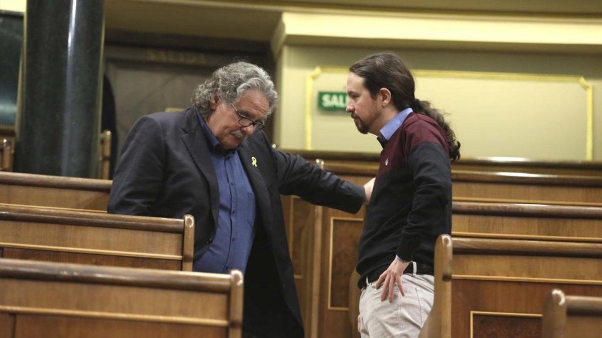 El portavoz de ERC en el Congreso, Joan Tardà, y el líder de Podemos, Pablo Iglesias, en la sesión de control al Gobierno-DAVID CASTRO