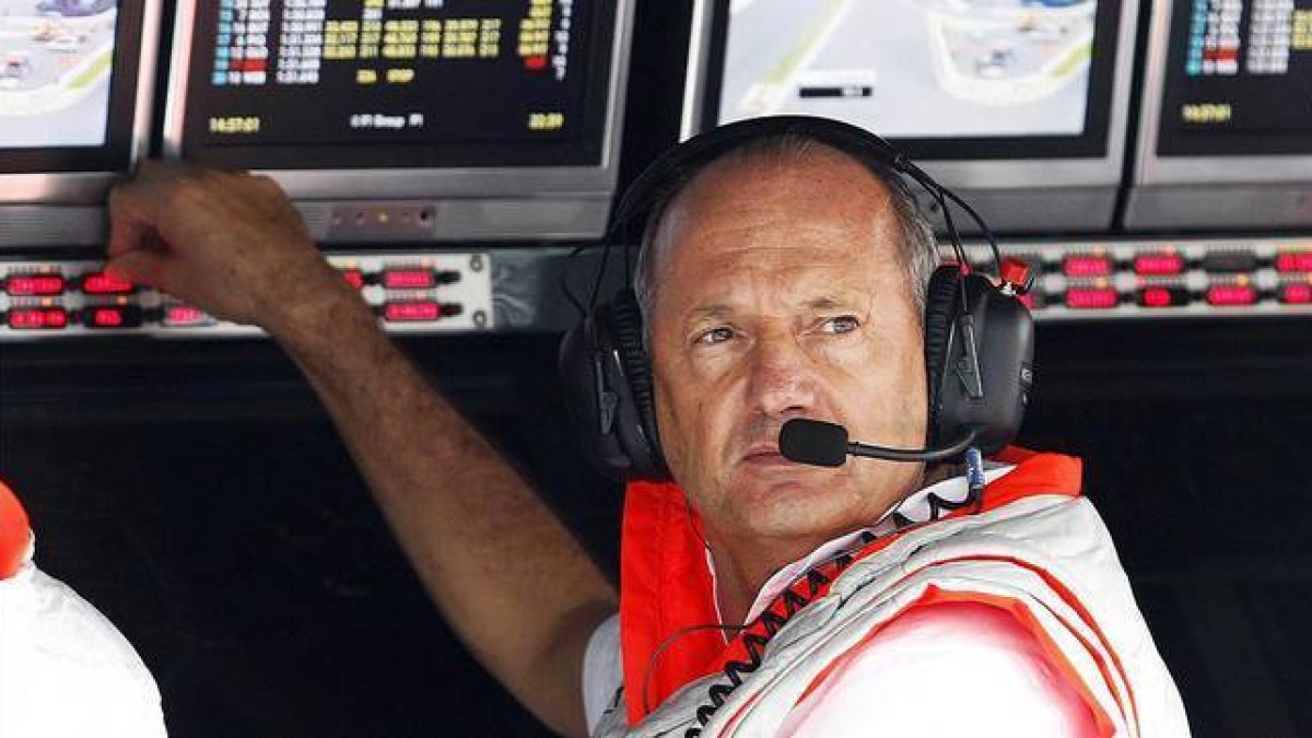 Ron Dennis, jefe y copropietario de McLaren, durante un gran premio.-REUTERS