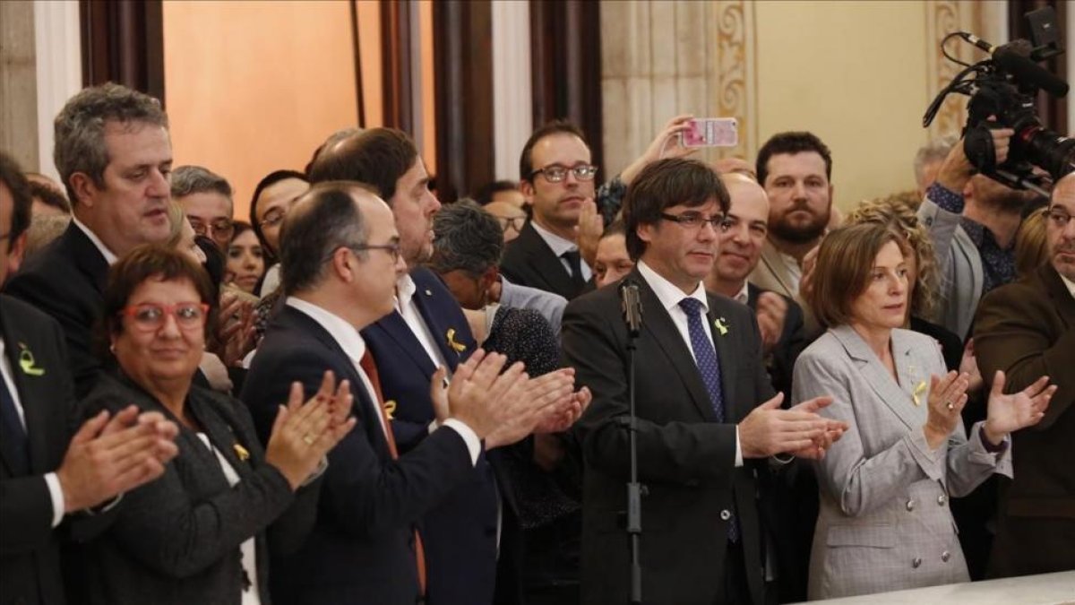 Carles Puigdemont y Carme Forcadell, el pasado viernes n el Parlament tras aprobar la DUI-JULIO CARBÓ