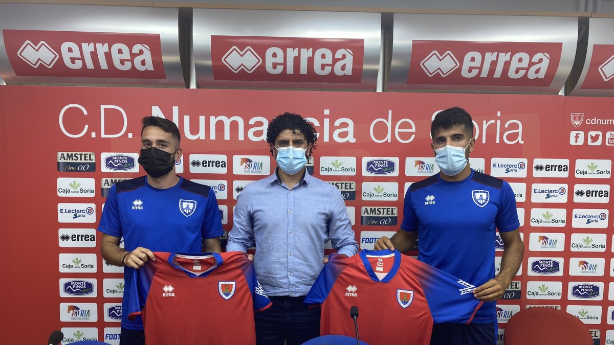 David Ballarín, Rubén Andrés (director deportivo) y Juampa Barros, en la sala de prensa del campo de Los Pajaritos. HDS