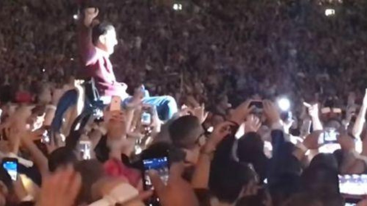Rob Taylor, en volandas, durante el concierto de Coldplay.-FACEBOOK