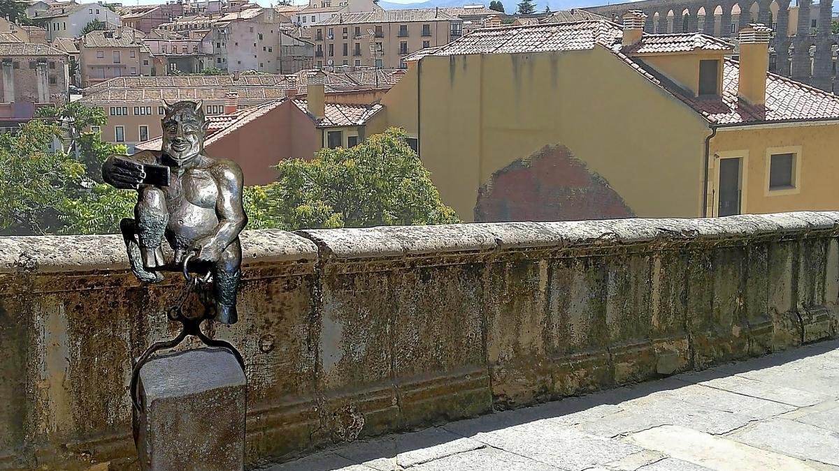 El diablillo seguirá fotografiando el acueducto de Segovia --E. M.