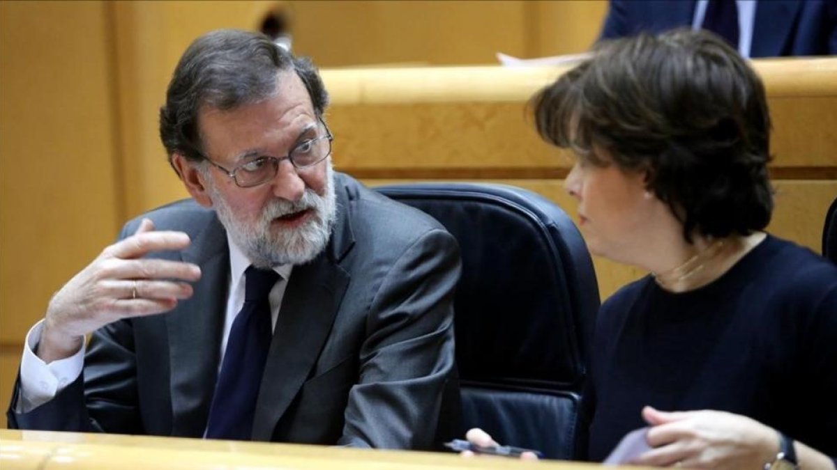 El presidente del Gobierno, Mariano Rajoy, y la vicepresidenta, Soraya Sáenz de Santamaría, este martes en la sesión de control en el Senado.-/ JUAN MANUEL PRATS