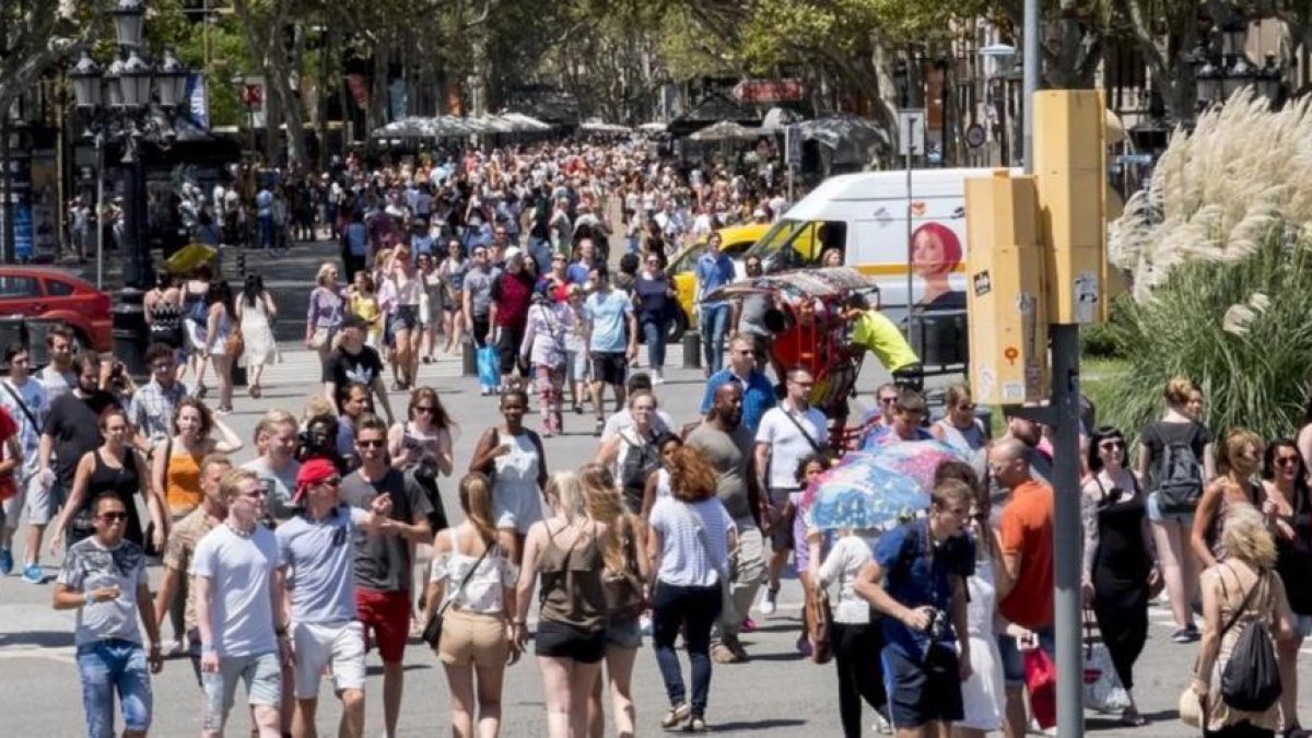 Turistas en la Rambla de Barcelona.-FERRAN NADEU