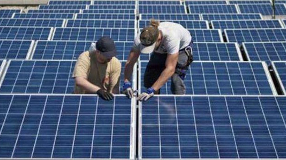 Instalación de paneles solares.-EL PERIÓDICO