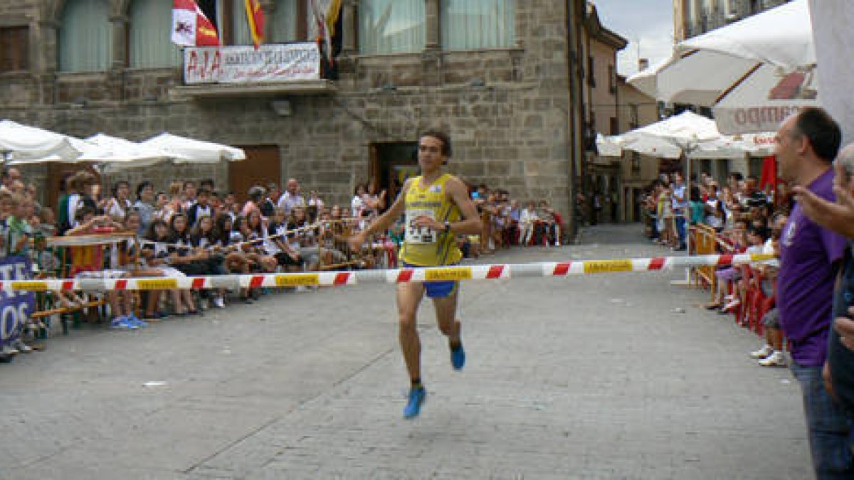 Víctor Carrasco en el momento de entrar en meta. / E. Sánchez-