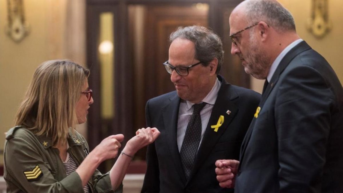 Quim Torra conversa con Elsa Artadi y Eduard Pujol, este viernes en el Parlament-/ EFE/QUIQUE GARCÍA