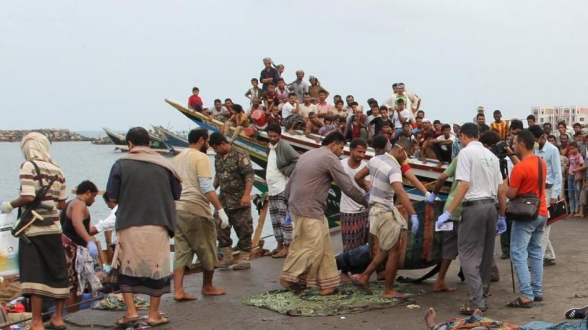 El cuerpo de un somalí muerto en el ataque, trasladado en el puerto de Hodeidah, el 17 de marzo.-ABDULJABBAR ZEYAD