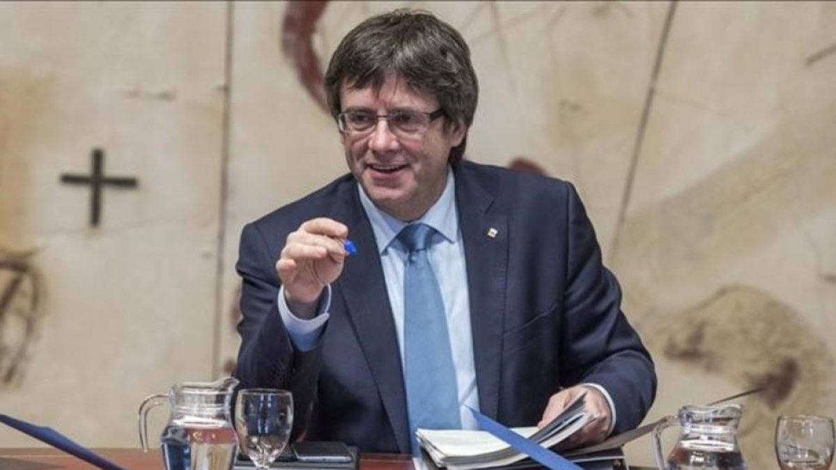Carles Puigdemont, durante una reunión de la ejecutiva del Govern.-FERRAN SENDRA