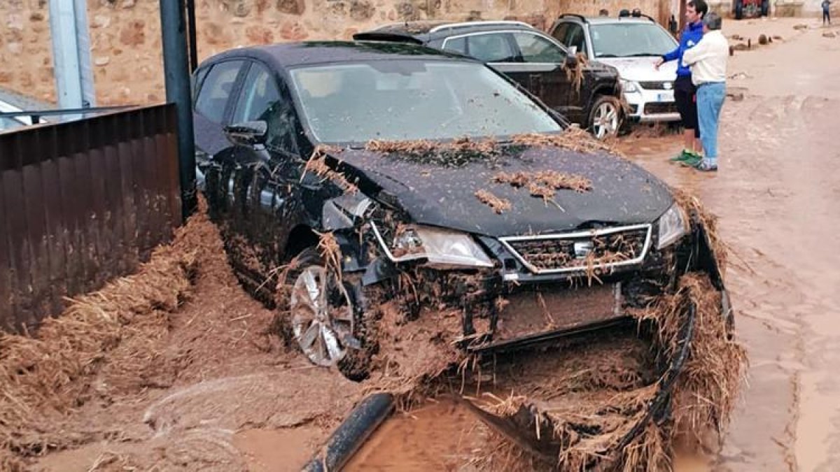Uno de los vehículos arrastrados por la riada en la tarde de ayer en Santa María de Huerta.-DIEGO MARTÍNEZ LARENA