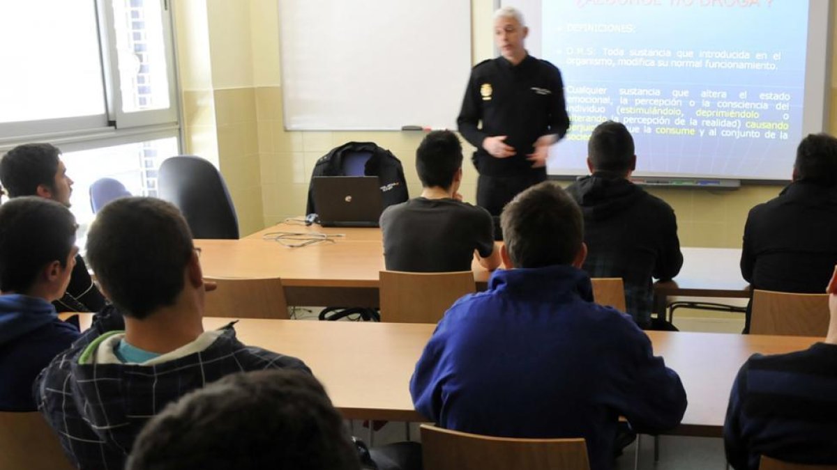 Una charla de un miembro de la Policía Nacional en un colegio de Soria.-VALENTÍN GUISANDE