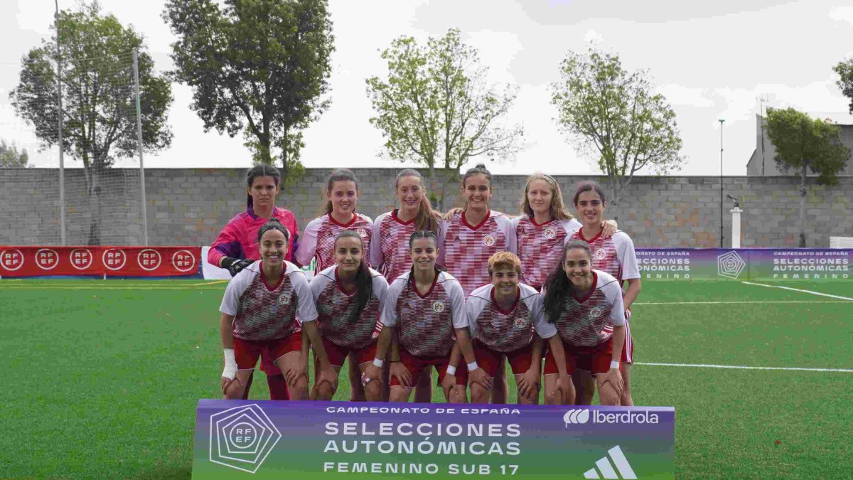 Iara Tello e Irene Mateo en la fila de abajo la segunda y la tercera por la derecha. FCYLF