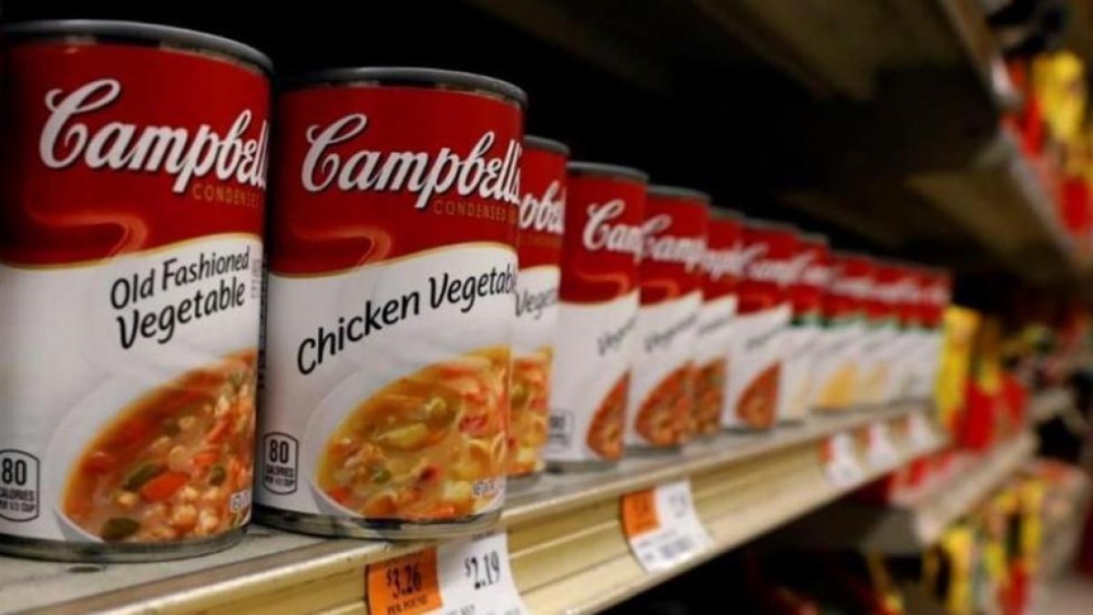 Latas de la sopa Campbell en un supermercado de Nueva York.-EL PERIÓDICO