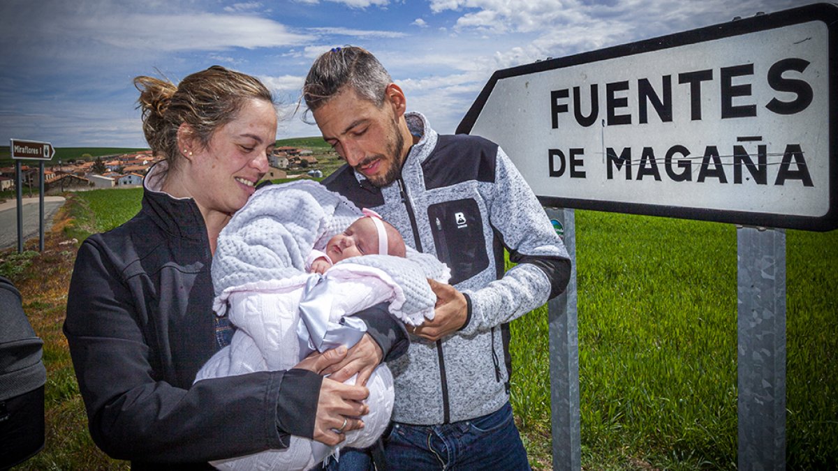 Aria junto a sus padres Natalia y Alejandro - MARIO TEJEDOR