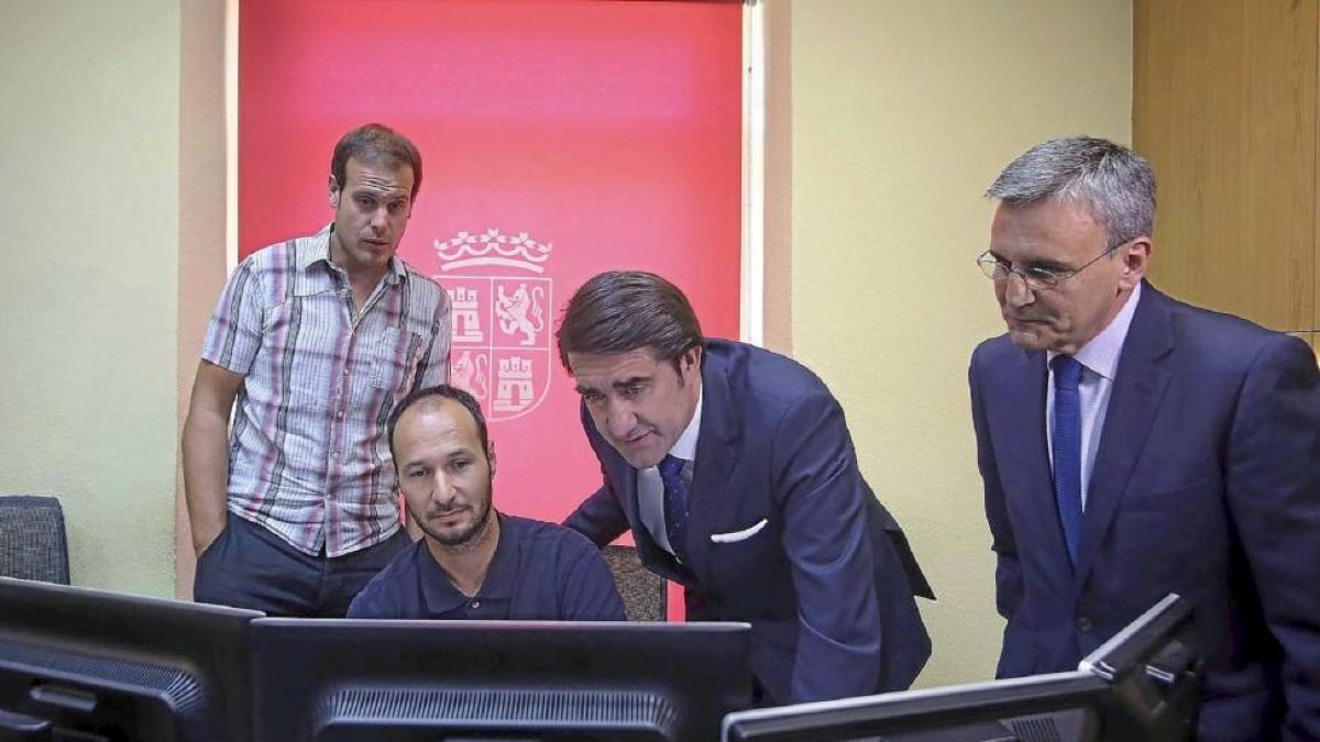 Juan Carlos Suárez-Quiñones junto a José Luis Ventosa en la sala de operaciones del 112 en Castilla y León.-Ical