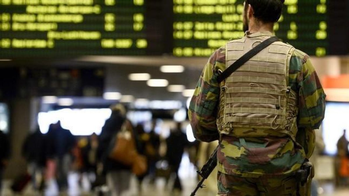 Un soldado patrulla en la Estación Central de Bruselas tras los atentados del pasado viernes.-AFP / DIRK WAEM