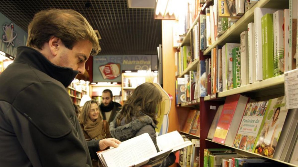 La venta de libros ha mejorado con la llegada de nuevos productos.-Diego Mayor