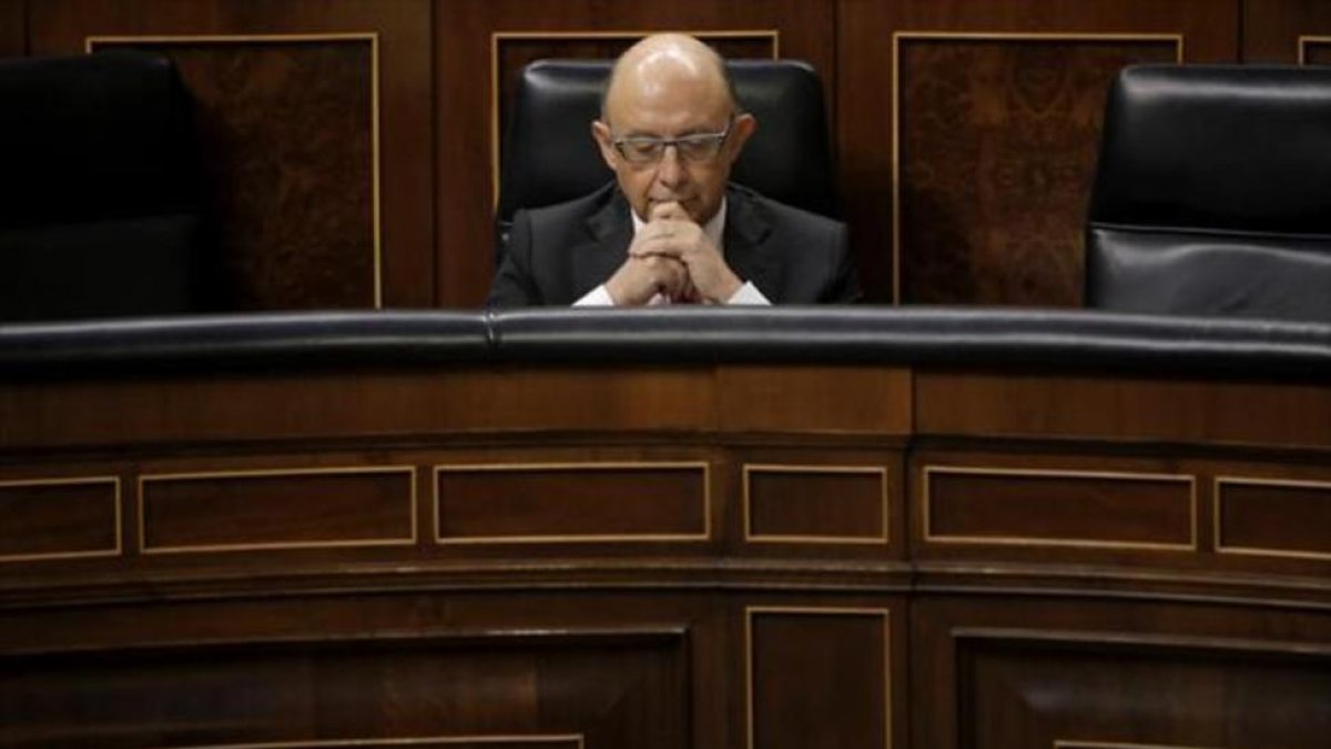 El ministro de Hacienda, Cristóbal Montoro, en el pleno del Congreso de los Diputados.-JOSÉ LUIS ROCA