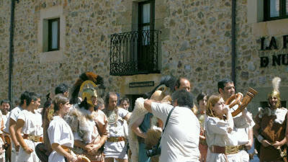 Representación de las guerras numantinas, el año pasado en Garray. / VALENTÍN GUISANDE-