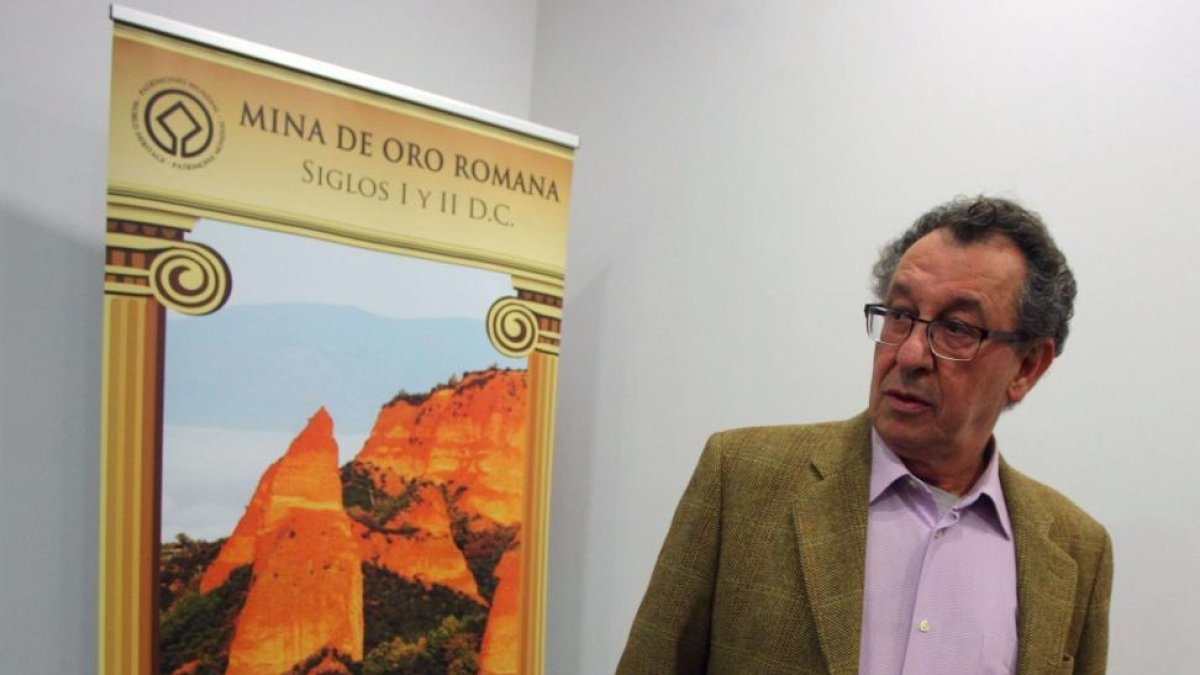 El arqueólogo Javier Sánchez Palencia, durante la conferencia con motivo de la celebración del 18 aniversario del paraje de Las Médulas como Patrimonio de la Humanidad-Ical